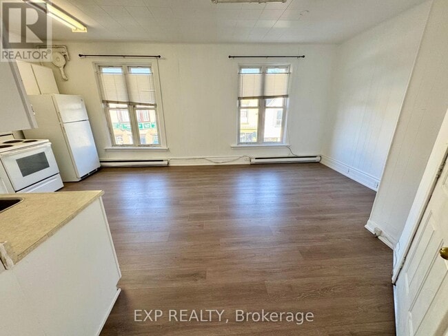 Photo - 17 Mill St E