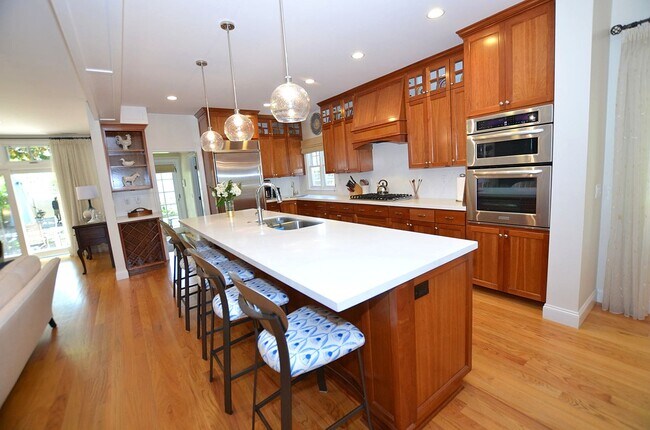 135 E Avenue