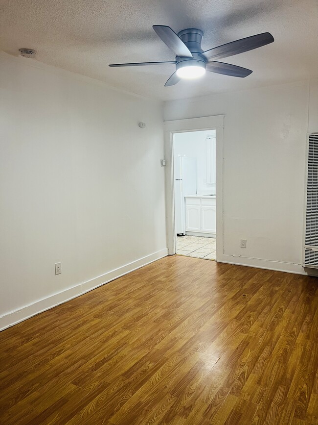 1624 1/2 W 50th St Unidad Back unit