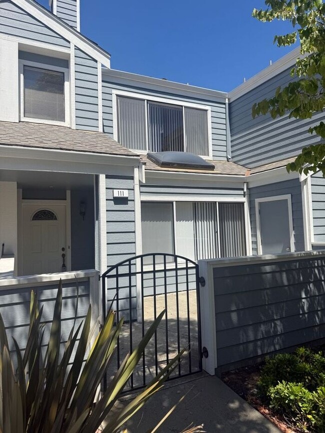 Building Photo - Wonderful 2 Bedroom, 2.5 Bath Condo!