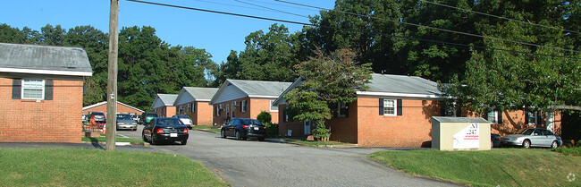 Parkway Gardens - Parkway Gardens Apartments