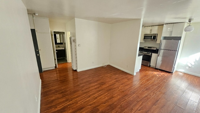 Photo - 933 S Gramercy Dr Unidad 8
