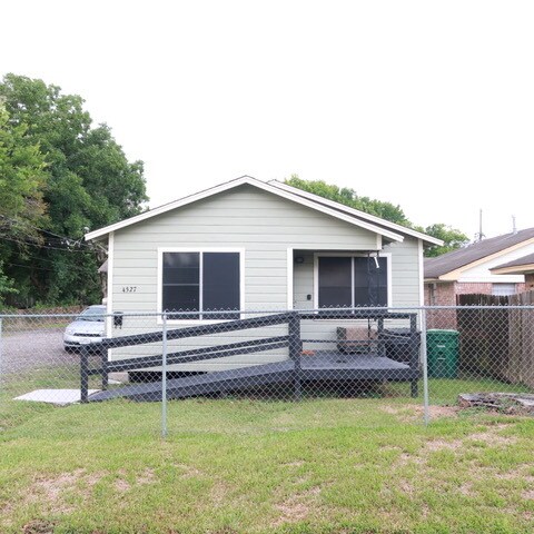The house for rent is the back unit - 4529 Maggie St Unit 4529' maggie