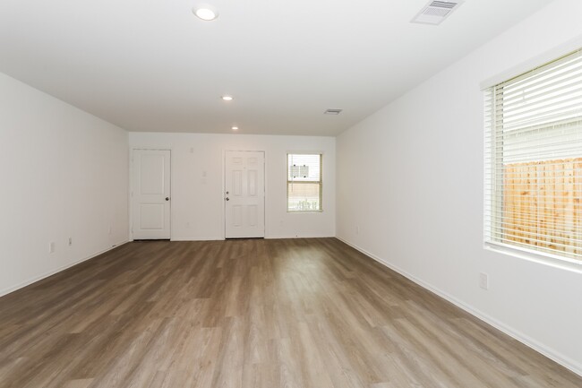 Photo - 423 Jewett Meadow Dr
