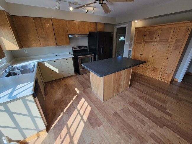 Photo - AVAILABLE September - 4 Bed 3 Bath w/ Spacious Back Deck - SHORT TERM LEASE TILL END OF APRIL
