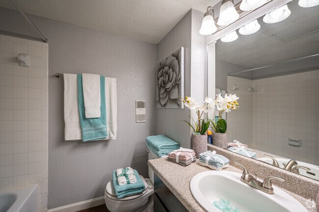 1BR, 1BA - 668SF