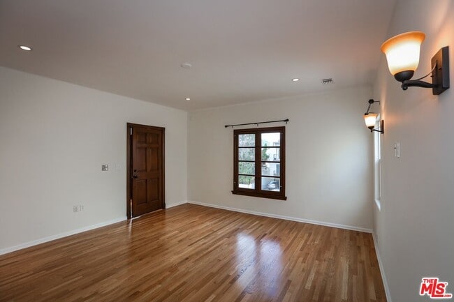 Photo - 806 N Alfred St Unidad 3