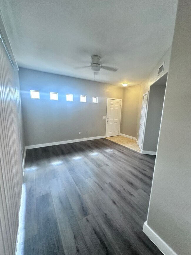 Photo - GREAT CONDO NEAR FREEWAY ACCESS! Unidad 250