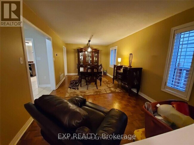 Photo - 69 Fallstar Crescent