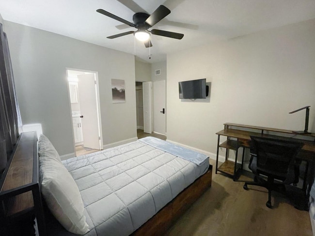 Photo - 321 E 4th St
