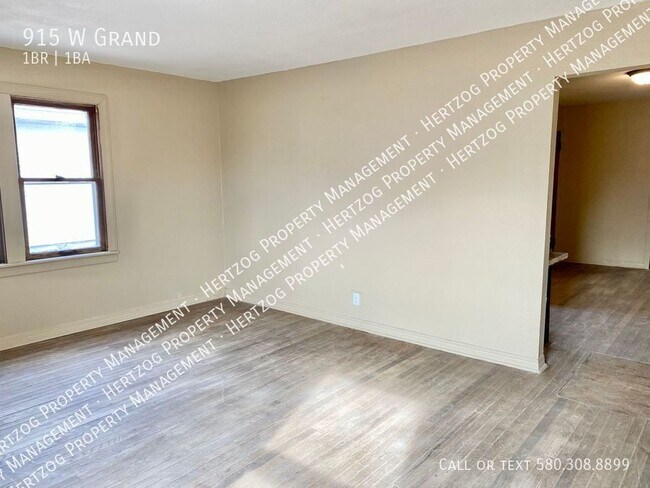 Photo - 915 W Grand-