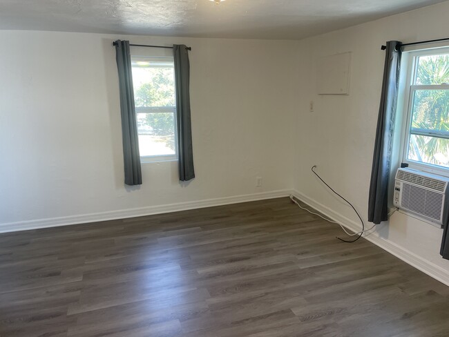Photo - 421 N Peninsula Dr