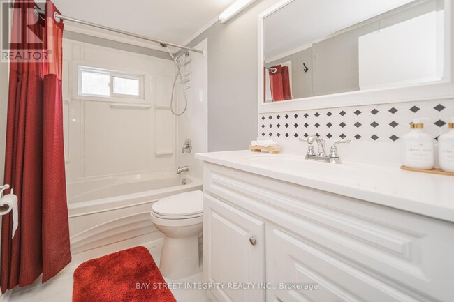 Photo - 74 De La Salle Blvd