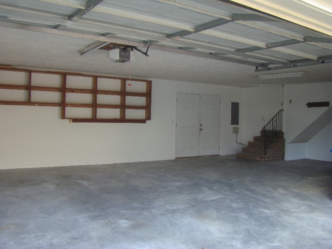 Building Photo - 702 Robert E Lee Dr