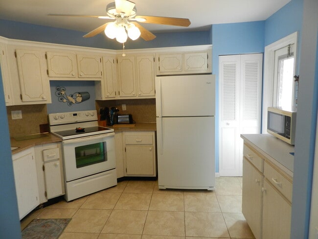 Building Photo - 6 W Greenway Dr Unit 202