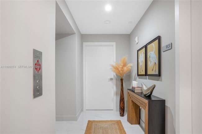 Photo - 700 NE 24th St Unidad 901