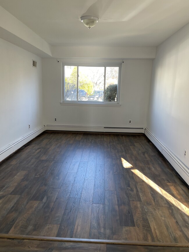 Building Photo - 26 Rose Ln Unit Side Apt