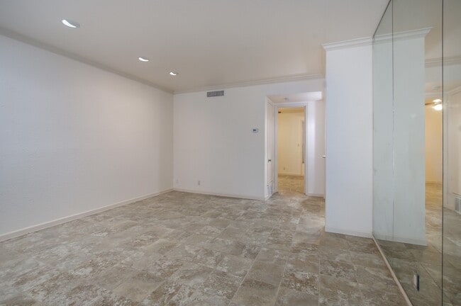 Photo - 7707 Broadway