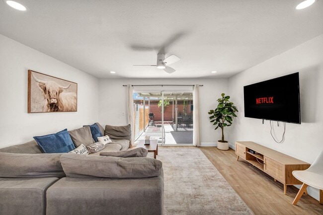 Photo - Spacious Furnished 5 Bed / 2 Bath Single Family Home with Private Pool in Las Vegas