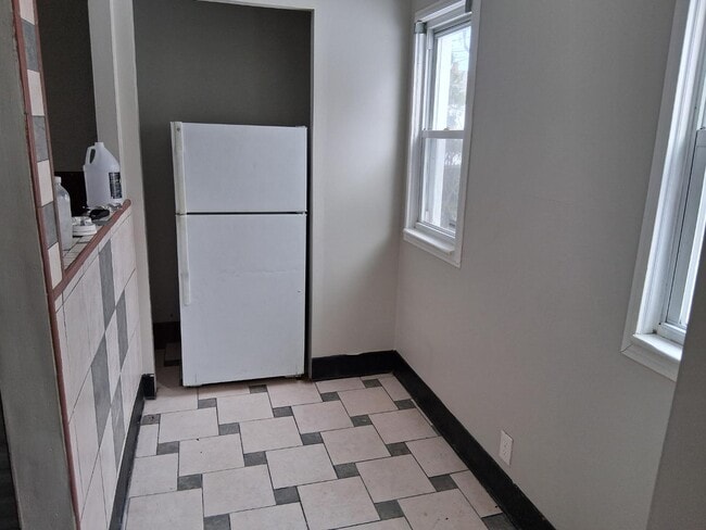 Building Photo - 1337 E 84th St