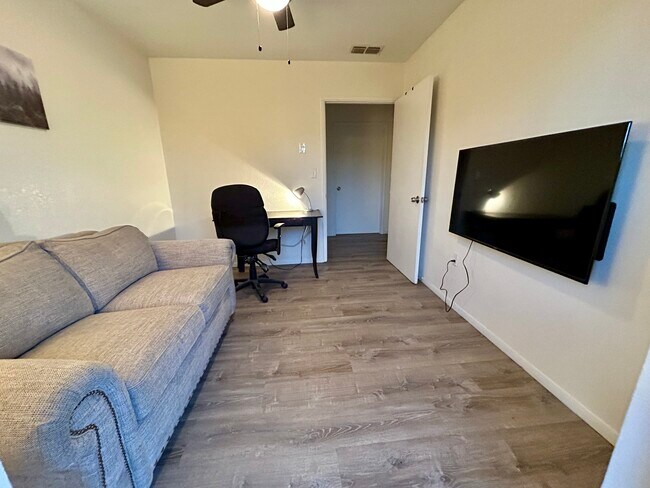 Sala de estar - 4234 E Western Dr Unidad 1