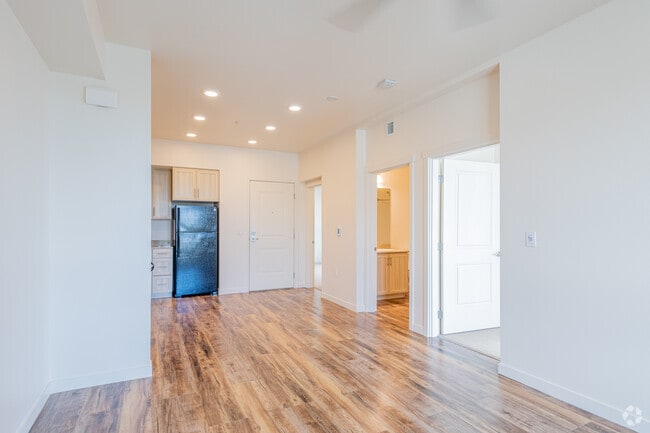 2 BR, 1 BA