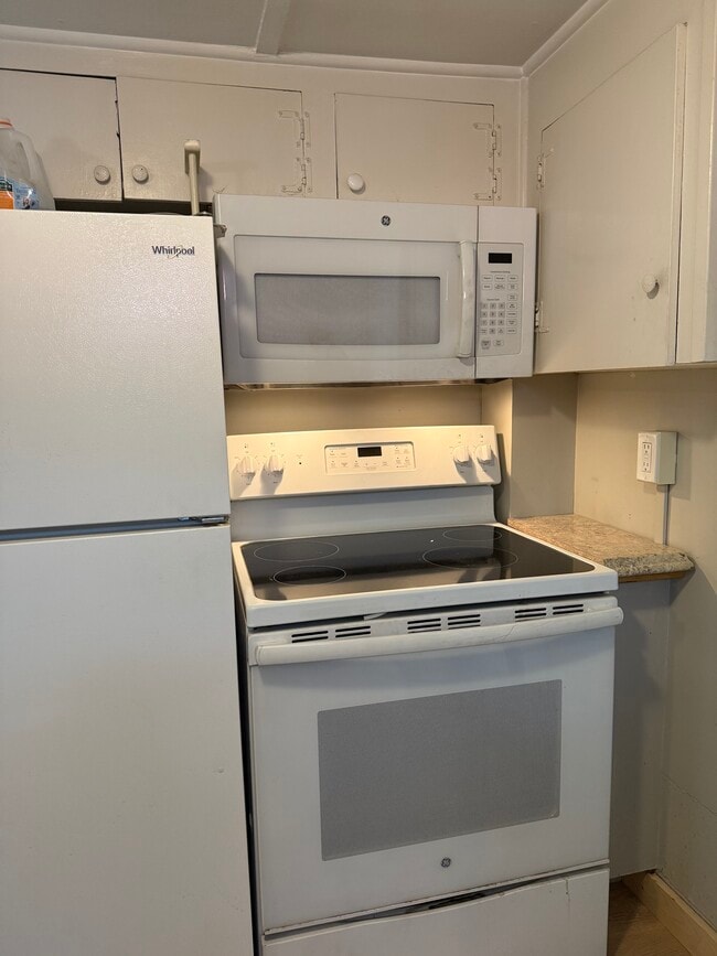 Building Photo - 335 Cabot St Unit 1 Rental