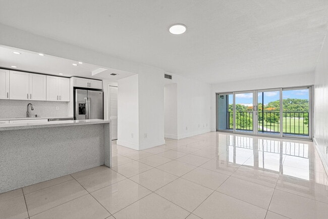 Building Photo - 9170 Fontainebleau Blvd Unit 301