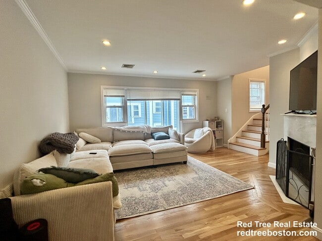 Building Photo - 329 W 4th St