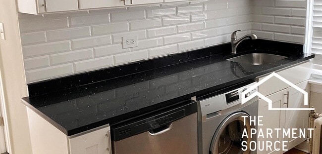 Building Photo - 733 Elm St Unit 302