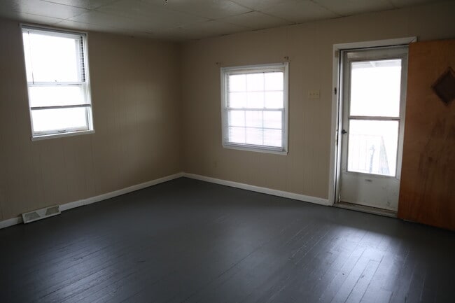 Photo - 823 Crest Ave