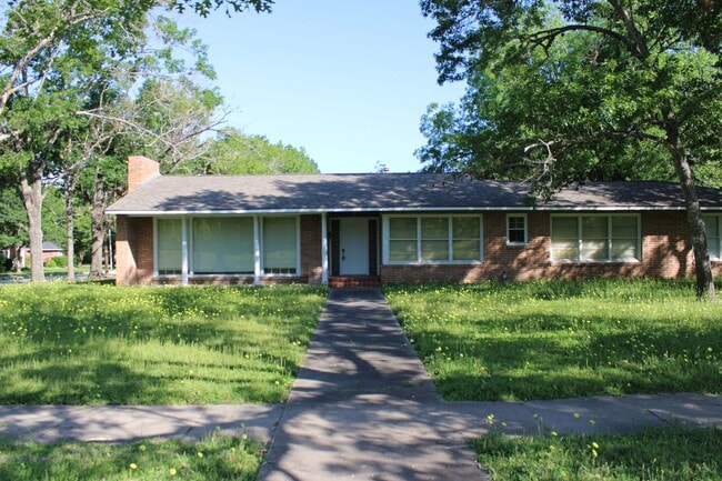 Building Photo - 3 Bedrom 2 bath with a 1 car garage Rental