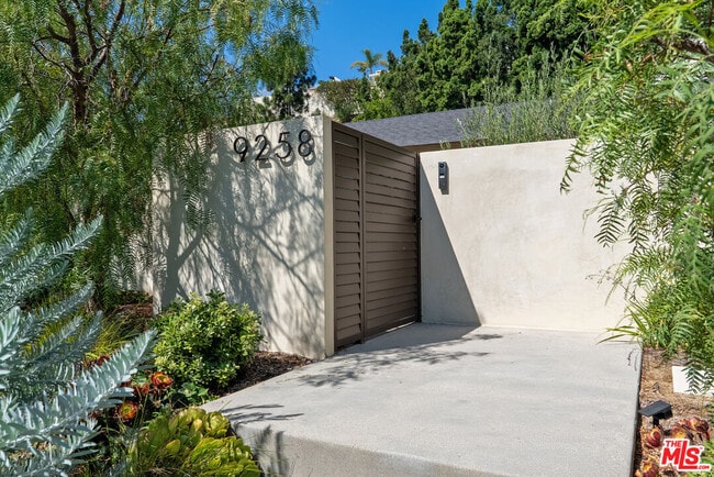9258 Swallow Dr