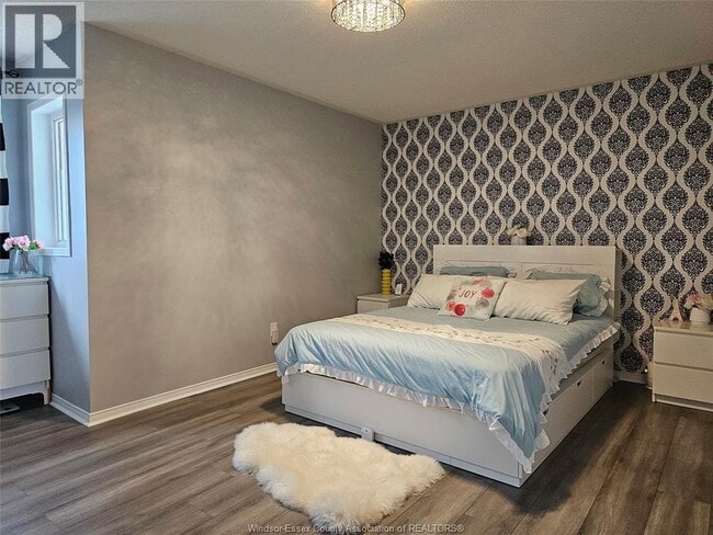 Photo - 983 Peach Blossom Crescent