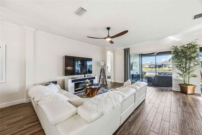 Photo - 5400 Manchini St