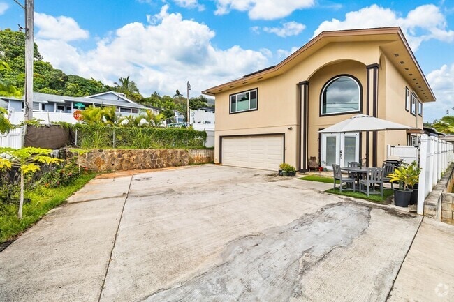 Building Photo - Upgraded 5 bedroom, 3 bath home