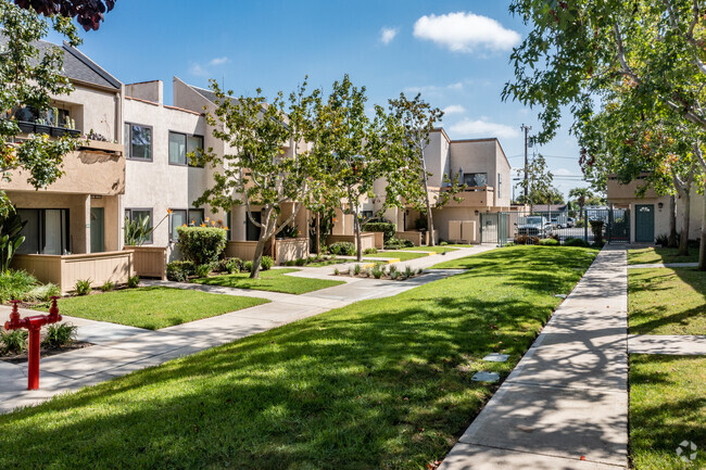 Building Photo - Wallace Court Apartments