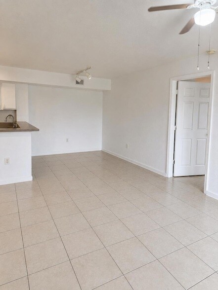 Photo - 121 SW Palm Dr Unit 104