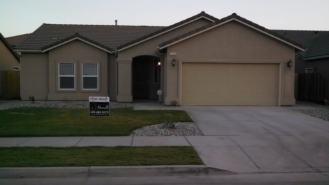 Beautiful Newer 4 Bedroom Home in Los Banos! - Beautiful Newer 4 Bedroom Home in Los Banos!
