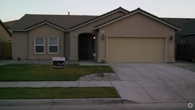 Building Photo - Beautiful Newer 4 Bedroom Home in Los Banos!
