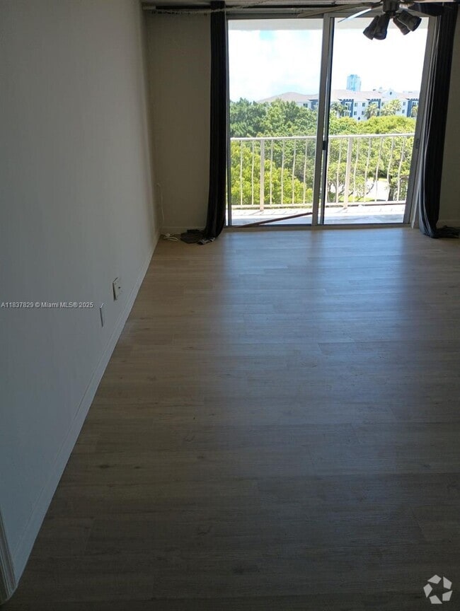 Building Photo - 500 Executive Center Dr Unit 5L Rental