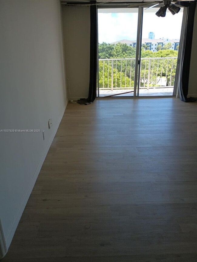 Building Photo - 500 Executive Center Dr Unit 5L Rental