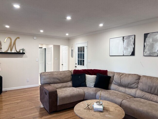 Photo - 1972 Canterbury Square