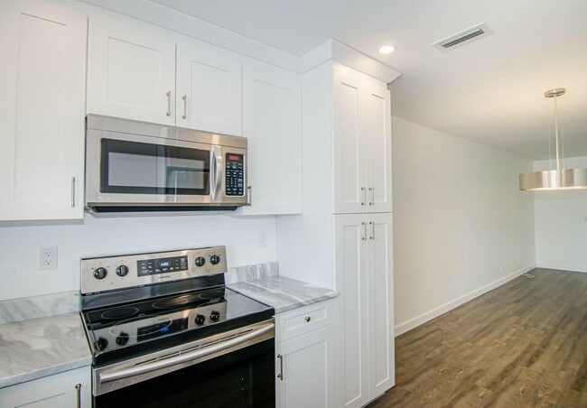 Photo - 2630 Emory Dr W Unidad E