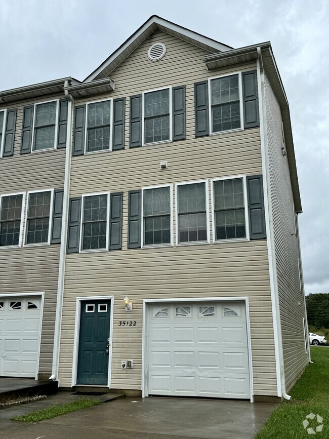 Building Photo - Spacious End-Unit Townhouse with 3 Beds, 3...