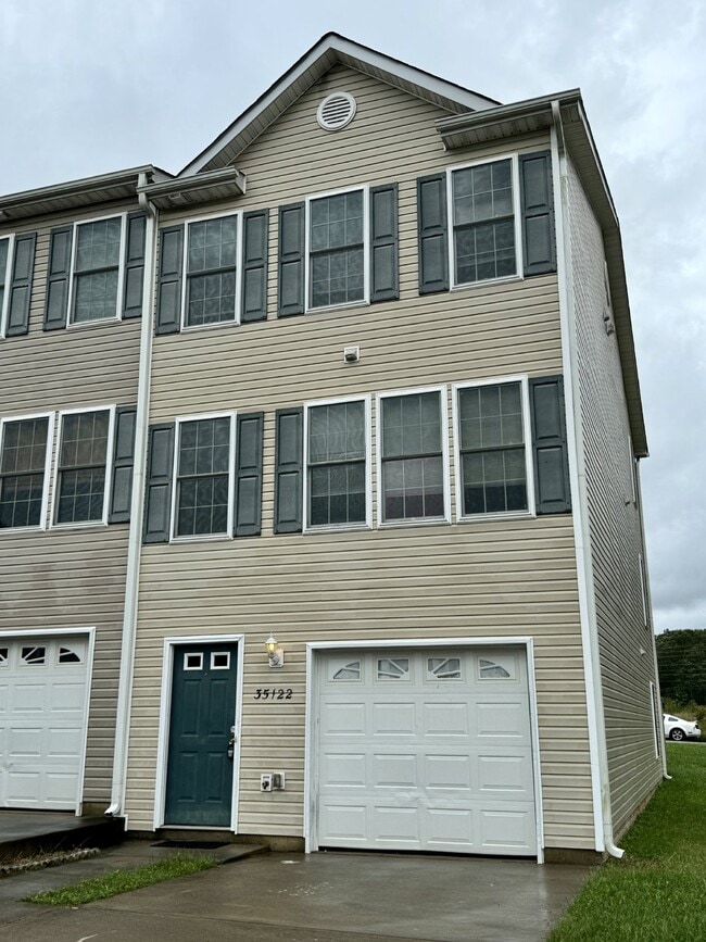 Spacious End-Unit Townhouse with 3 Beds, 3... - Spacious End-Unit Townhouse with 3 Beds, 3...