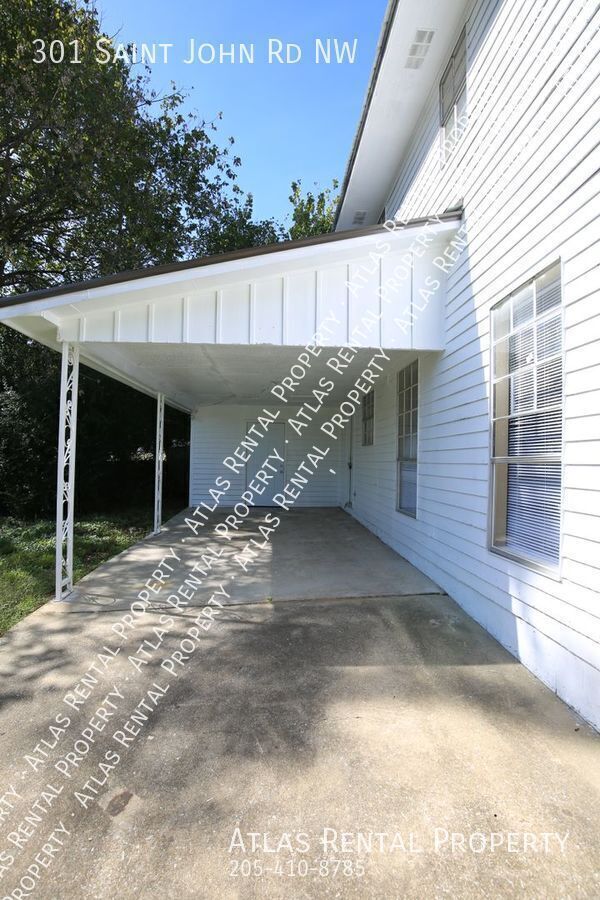 Photo - 301 St John Rd NW