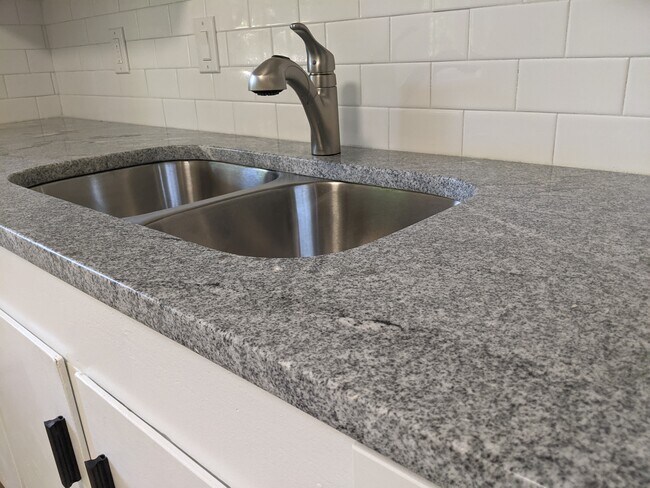 Granite countertops - 3200 Windemere Pl Unit B