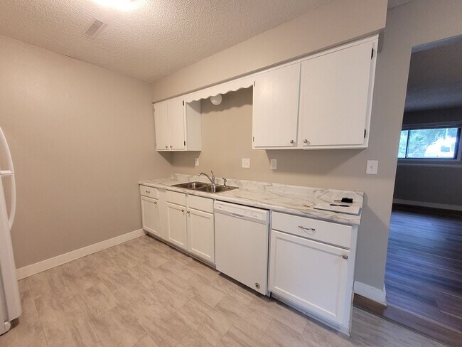 Photo - 3 Bedroom with Fenced Yard!