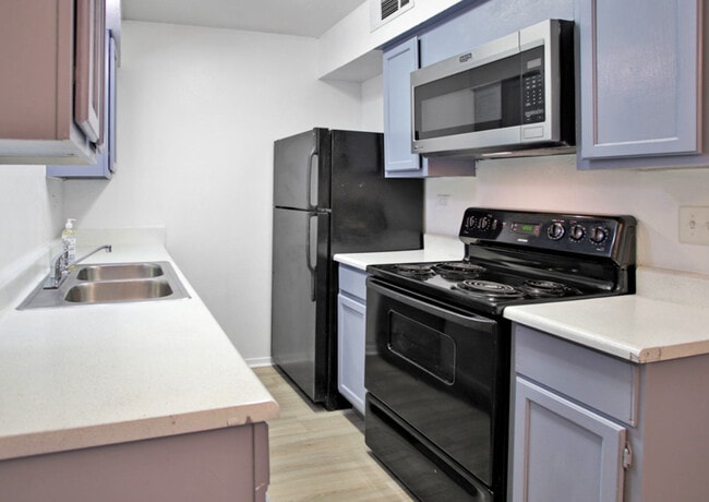 Almacenamiento en armario: espacio de armario práctico para una vida organizada cerca de Dallas, TX - Adelaide